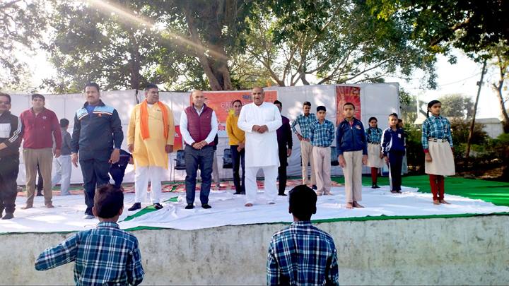 राजस्व मंत्री श्री वर्मा ने युवा दिवस पर इच्छावर के विद्यालय में किया योग